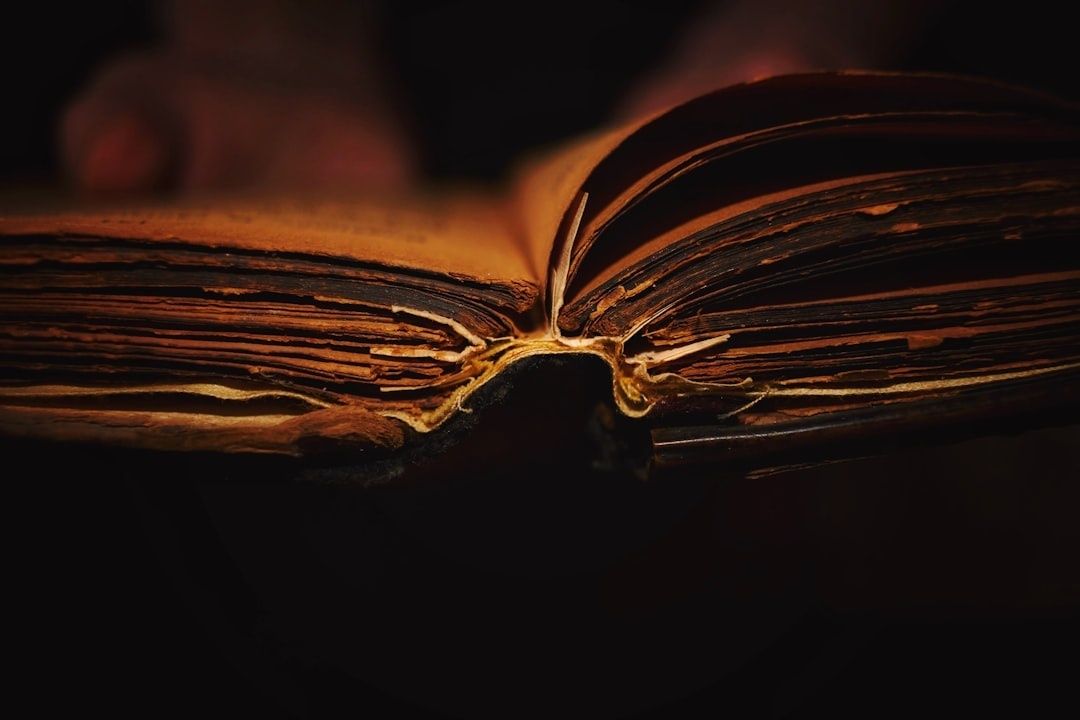Close-up van een oud, versleten boek met openliggende pagina